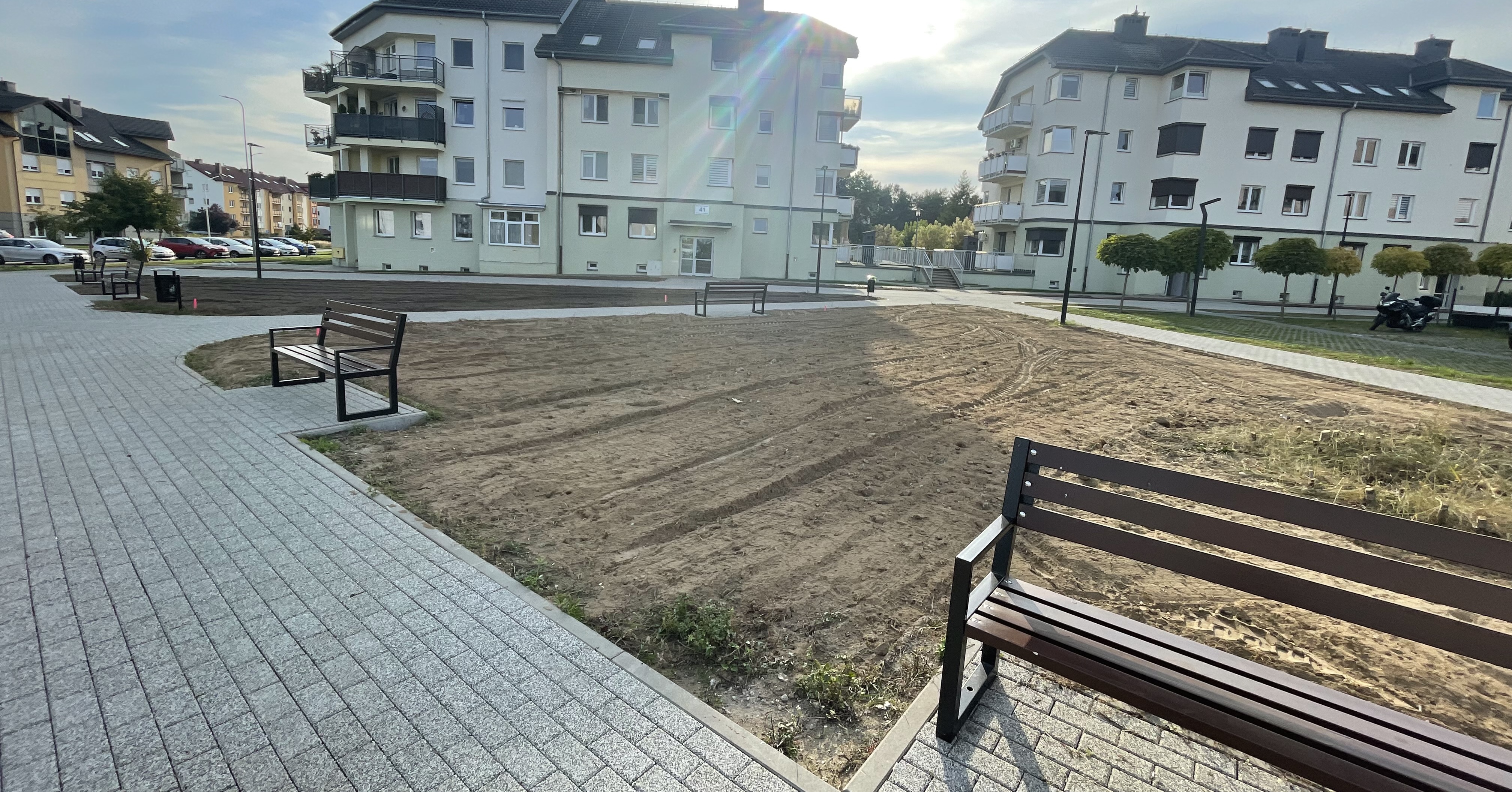 Barwna enklawa wśr&oacute;d dr&oacute;g na Zielonej Dolinie w Pile